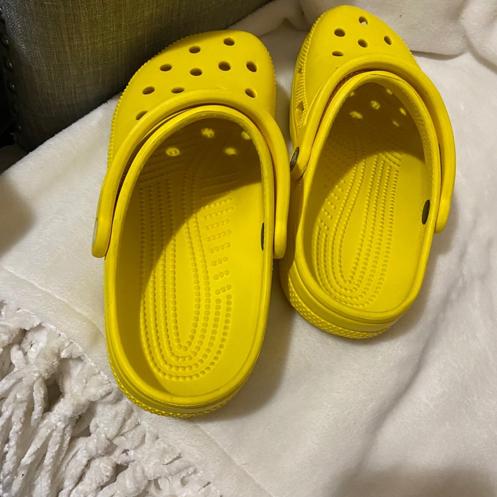 yellow lemon croc shoes - Picture 3 of 4
